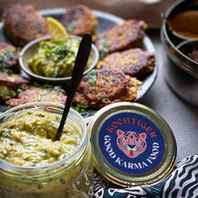 Lade das Bild in den Galerie-Viewer, Masala Vada mit Chutney - Snack (ca. 8 Stück)