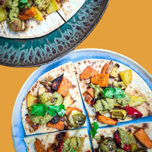 Lade das Bild in den Galerie-Viewer, Pita-Brot mit Ofengemüse und Cashew-Tahini-Kräutersauce (2-3 portionen)