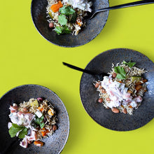 Lade das Bild in den Galerie-Viewer, Pulav Power - Würziges Gemüse mit Reis & Joghurt-Dressing (2-3 Portionen)