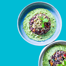 Lade das Bild in den Galerie-Viewer, Risotto mit schwarzem Reis und Zucchini-Minz-Crème, dazu Pistazien-Topping (2-3 portionen)