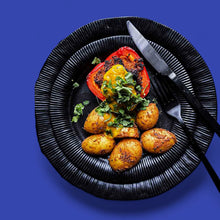 Lade das Bild in den Galerie-Viewer, Yummy Shanti – Ofenpaprika, Masala Kartoffeln & Pfirsich Chutney (2 Portionen)