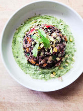 Lade das Bild in den Galerie-Viewer, Risotto mit schwarzem Reis und Zucchini-Minz-Crème, dazu Pistazien-Topping (2-3 portionen)